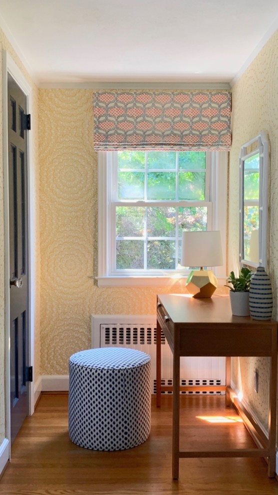 Kleines Stilmix Hauptschlafzimmer mit gelber Wandfarbe, hellem Holzboden und braunem Boden in Bridgeport