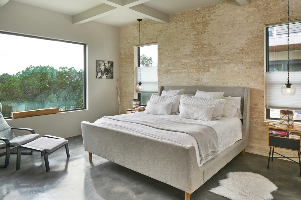 Klassisches Schlafzimmer mit beiger Wandfarbe, Betonboden und grauem Boden in Sonstige