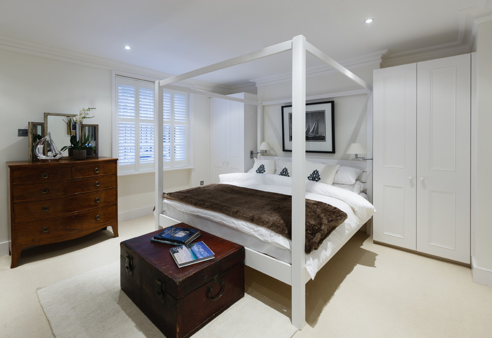 На фото: спальня в классическом стиле с белыми стенами с