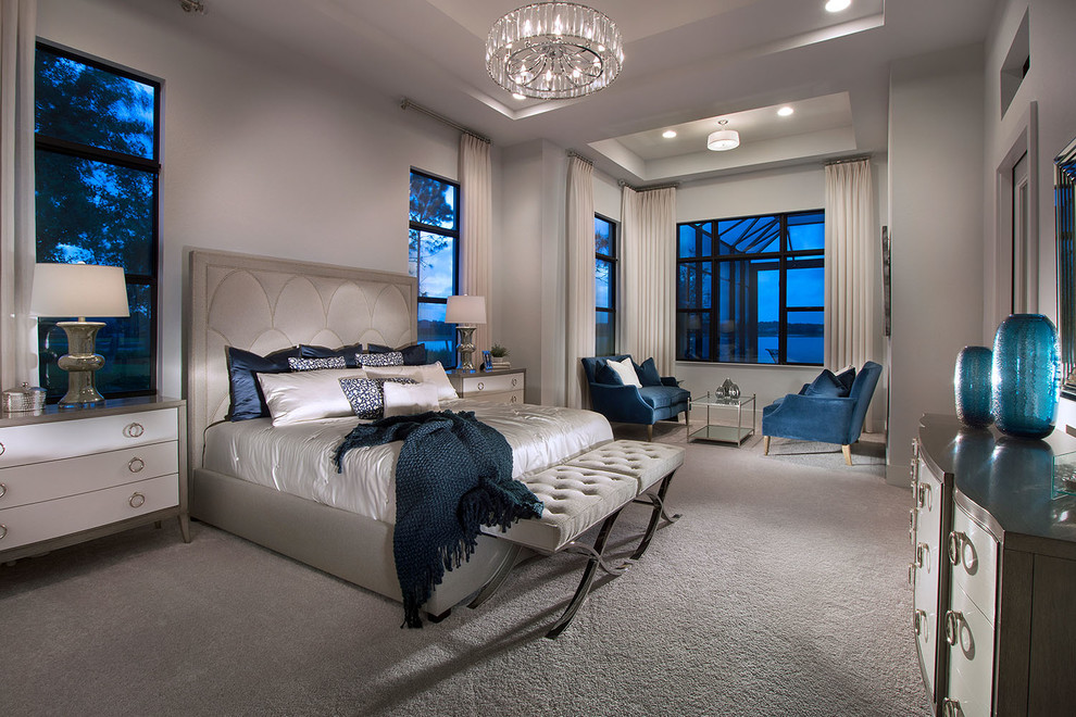 Стильный дизайн: хозяйская спальня среднего размера в современном стиле с бежевыми стенами, ковровым покрытием и бежевым полом - последний тренд