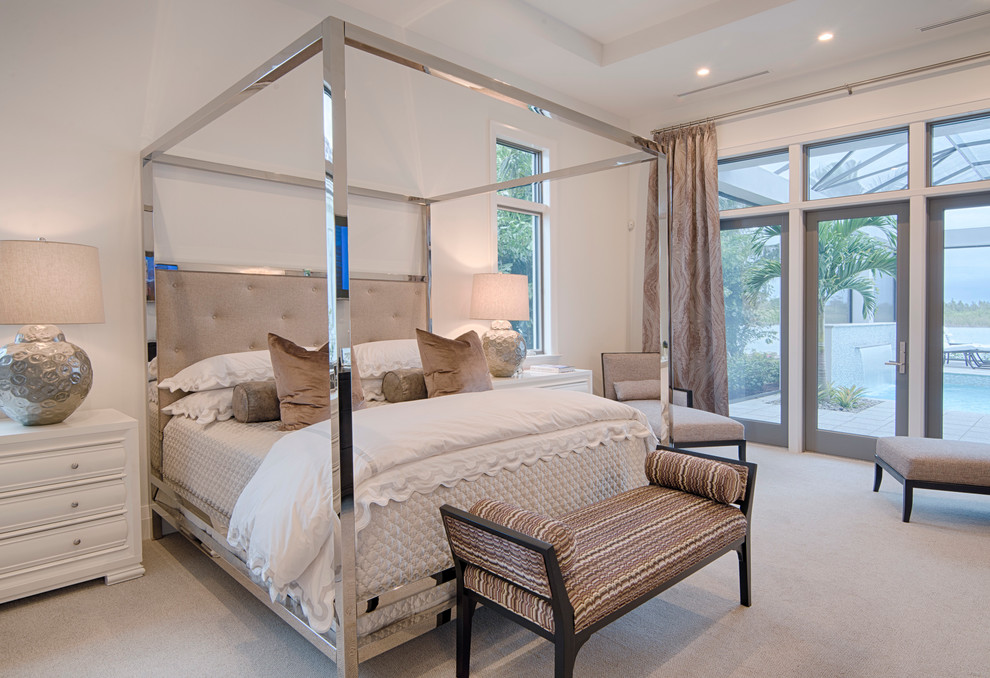 Пример оригинального дизайна: хозяйская спальня в стиле неоклассика (современная классика) с белыми стенами и ковровым покрытием