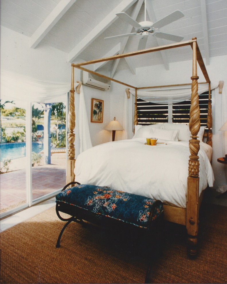Kleines Hauptschlafzimmer mit weißer Wandfarbe in Sonstige