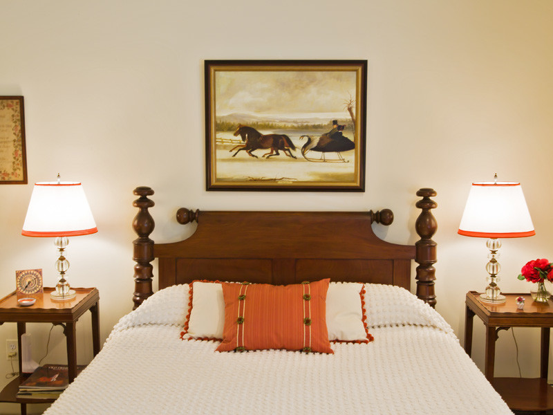 На фото: хозяйская спальня среднего размера в классическом стиле с белыми стенами и ковровым покрытием без камина с