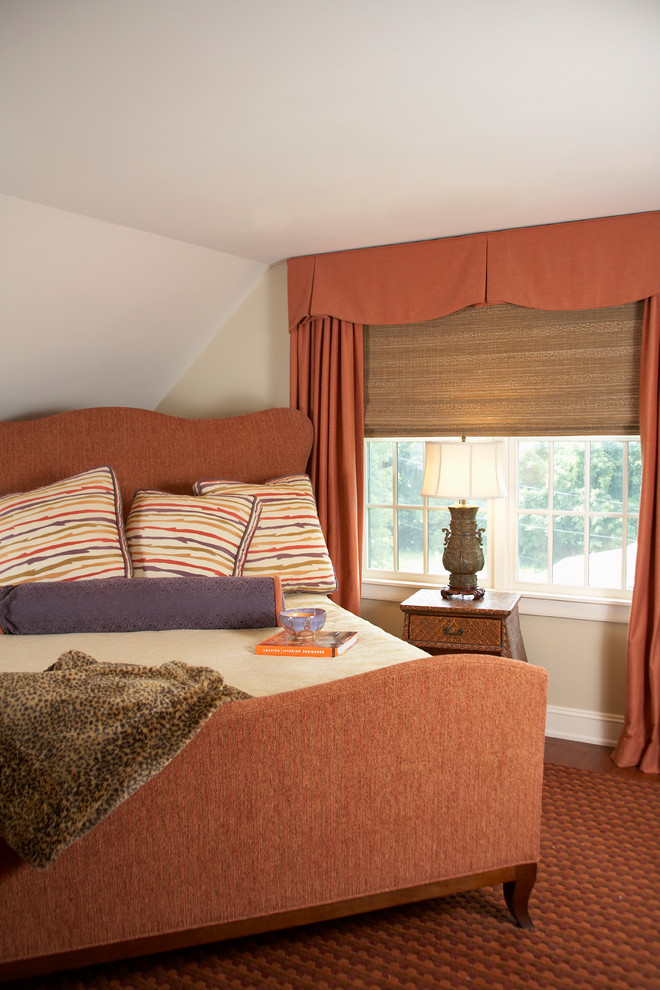 Imagen de dormitorio de estilo de casa de campo sin chimenea con paredes beige y moqueta