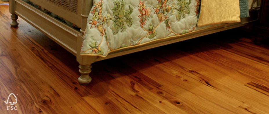 Foto de habitación de invitados tradicional de tamaño medio sin chimenea con suelo de madera en tonos medios