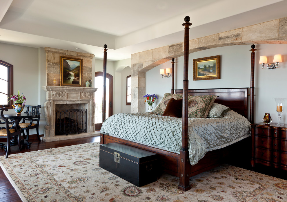 Свежая идея для дизайна: хозяйская спальня в средиземноморском стиле с серыми стенами - отличное фото интерьера