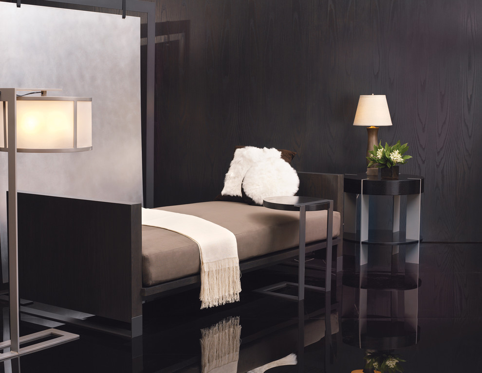 Пример оригинального дизайна: спальня на антресоли в современном стиле с коричневыми стенами и полом из винила