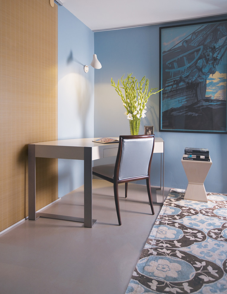 Modelo de habitación de invitados actual con paredes azules y suelo de cemento