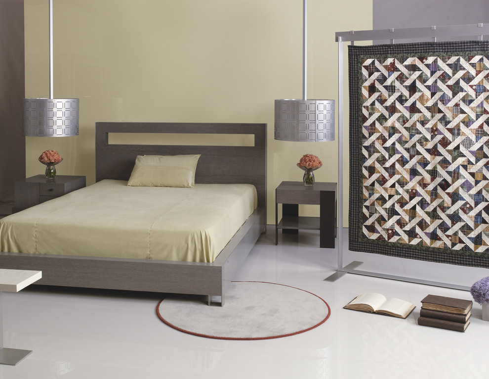 На фото: хозяйская спальня в современном стиле с бежевыми стенами и полом из линолеума с