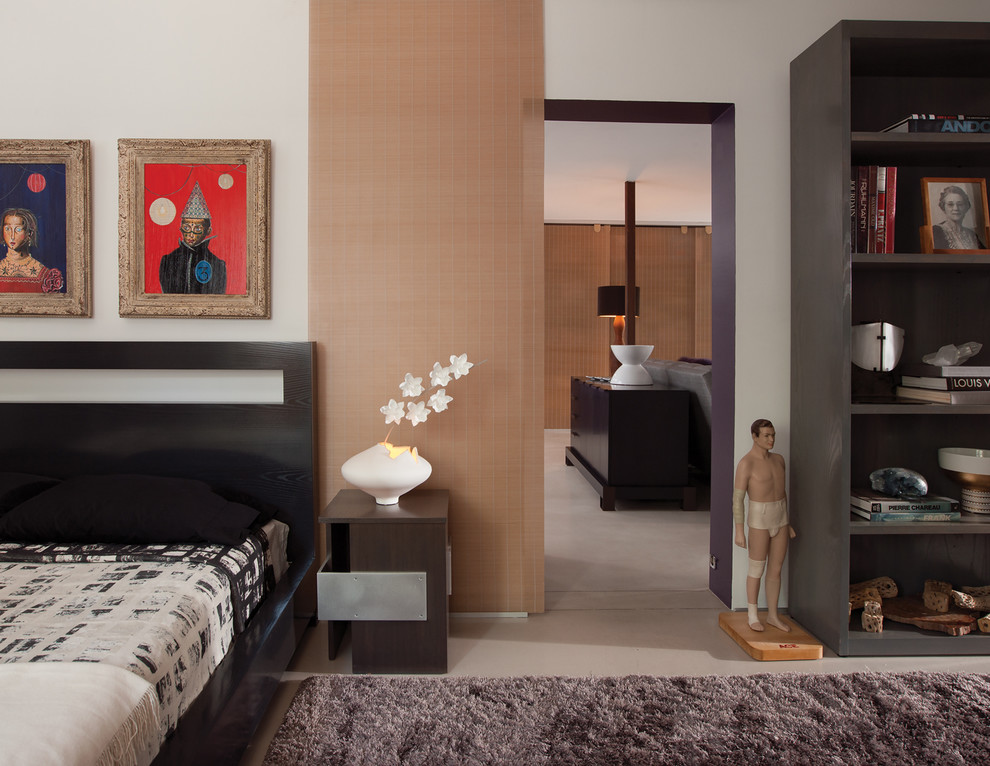 Стильный дизайн: спальня в современном стиле с бежевыми стенами и бетонным полом - последний тренд