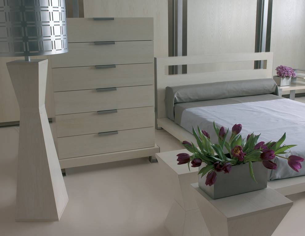 Esempio di una camera da letto stile loft contemporanea con pareti beige e pavimento in cemento