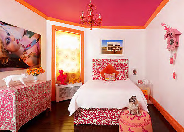 Пример оригинального дизайна: гостевая спальня среднего размера, (комната для гостей) в современном стиле с оранжевыми стенами и полом из бамбука