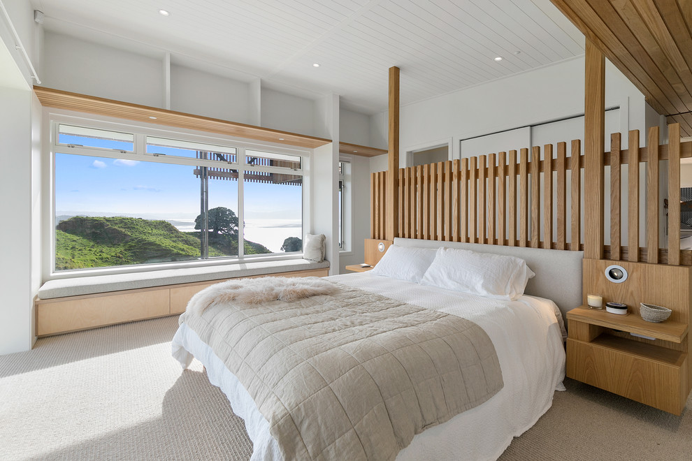 Modernes Schlafzimmer mit weißer Wandfarbe, Teppichboden und beigem Boden in Hamilton