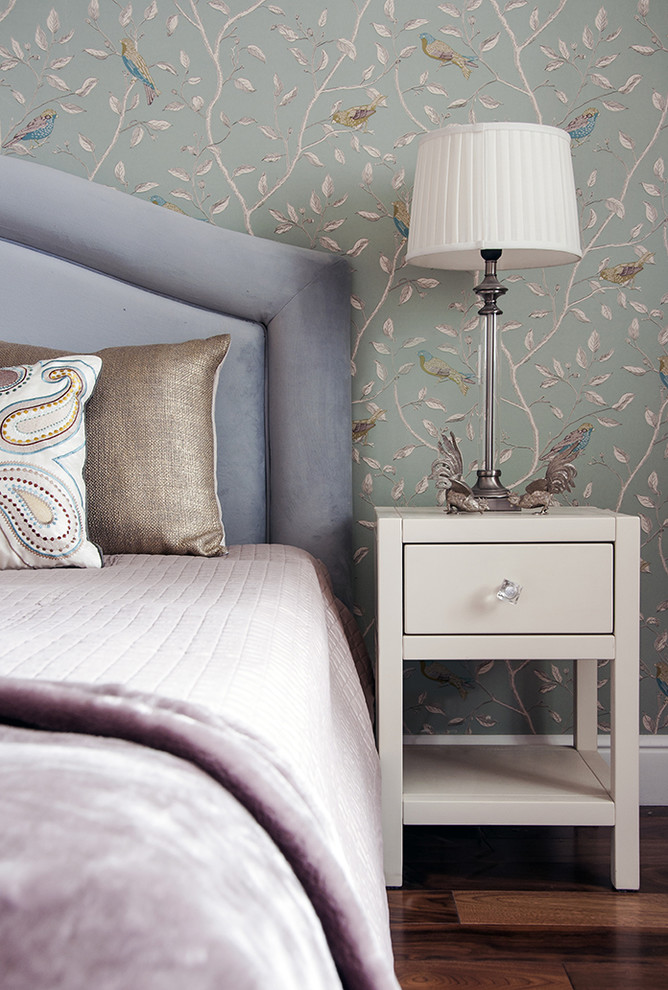 Ejemplo de dormitorio principal romántico pequeño con paredes multicolor y suelo de madera en tonos medios