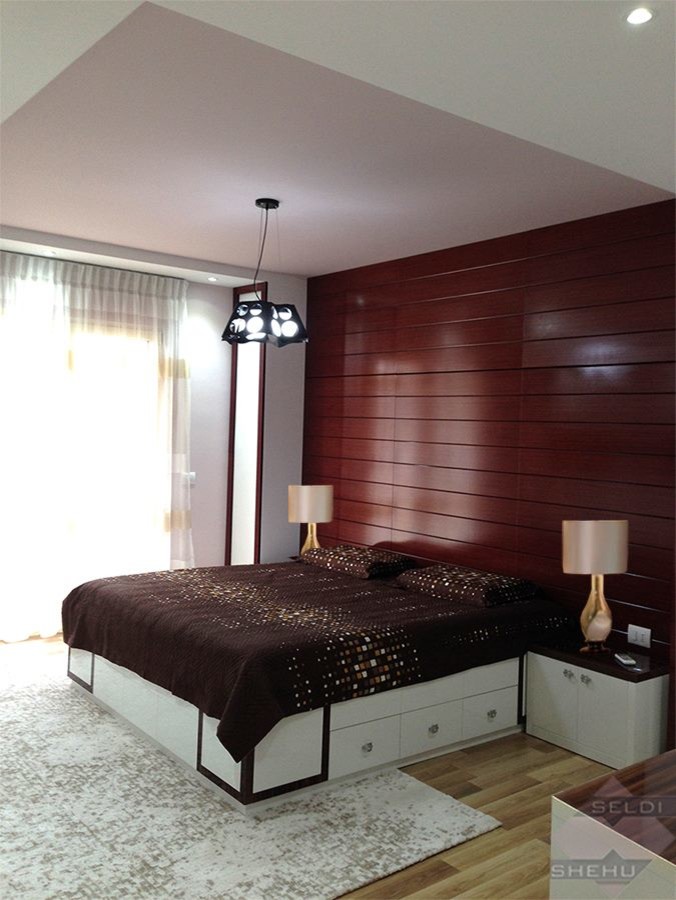 На фото: хозяйская спальня среднего размера в современном стиле с разноцветными стенами и полом из бамбука с