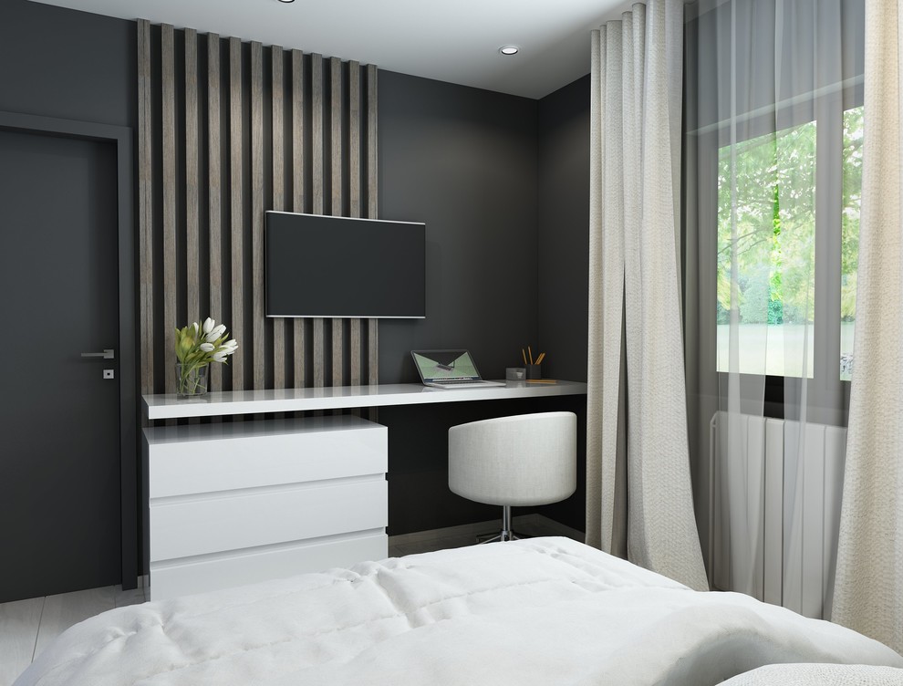 Ejemplo de habitación de invitados clásica renovada pequeña sin chimenea con paredes negras y suelo de madera clara