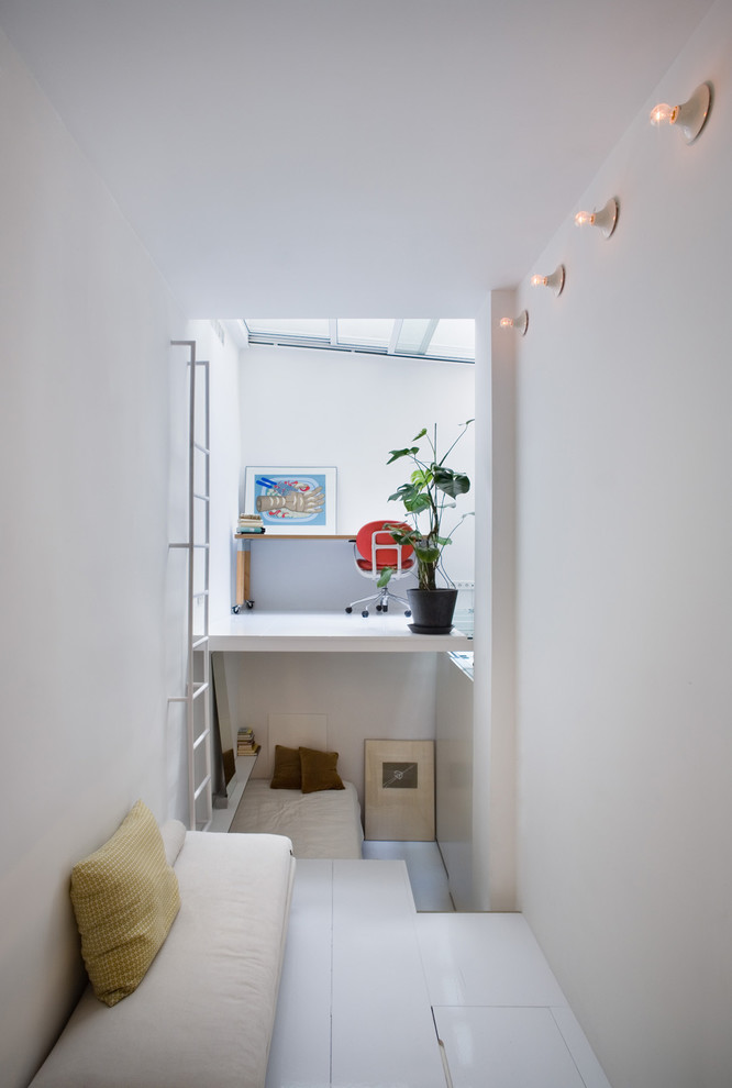 Foto di una camera da letto stile loft contemporanea di medie dimensioni con pareti bianche e nessun camino