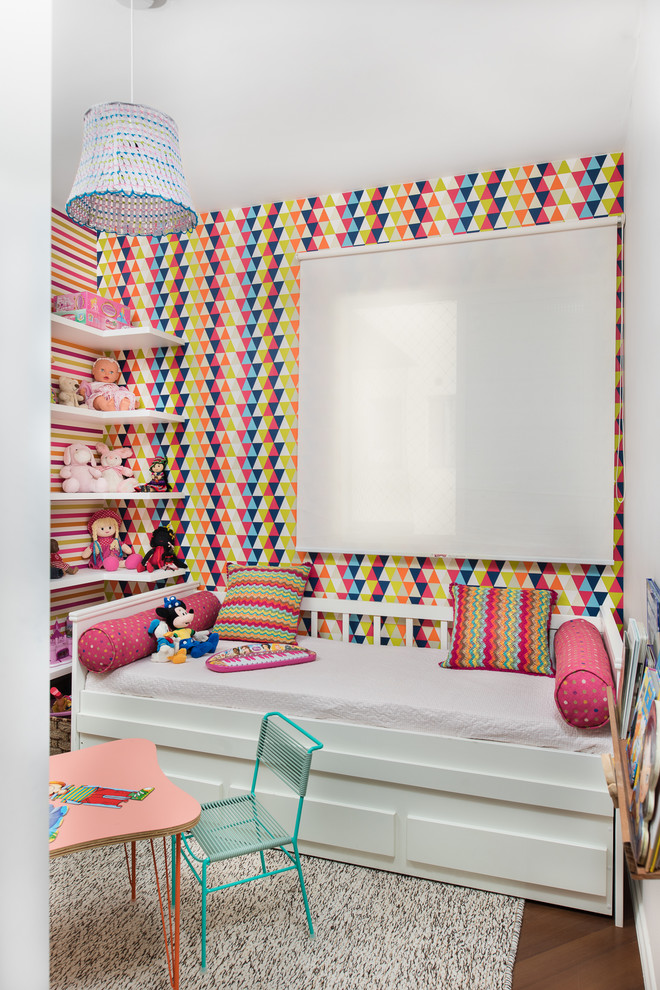 Modelo de dormitorio contemporáneo pequeño con paredes multicolor