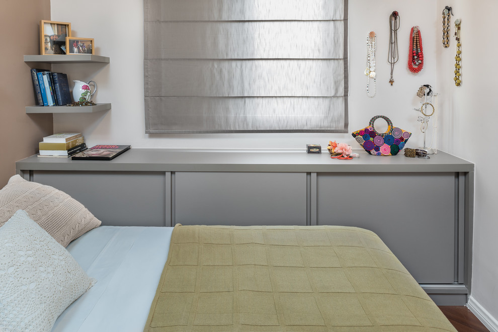 Kleines Eklektisches Schlafzimmer mit beiger Wandfarbe und Sperrholzboden in Sonstige