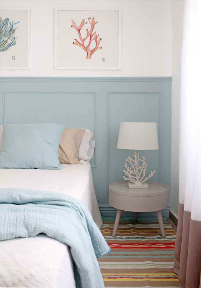 Imagen de dormitorio principal mediterráneo pequeño con paredes blancas, suelo de baldosas de cerámica y suelo beige