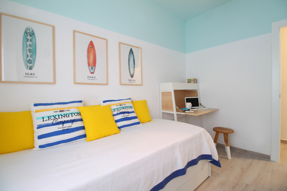 Источник вдохновения для домашнего уюта: спальня среднего размера в средиземноморском стиле с синими стенами, полом из керамической плитки и бежевым полом