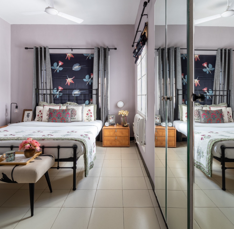 Eklektisk inredning av ett sovrum, med lila väggar och beiget golv