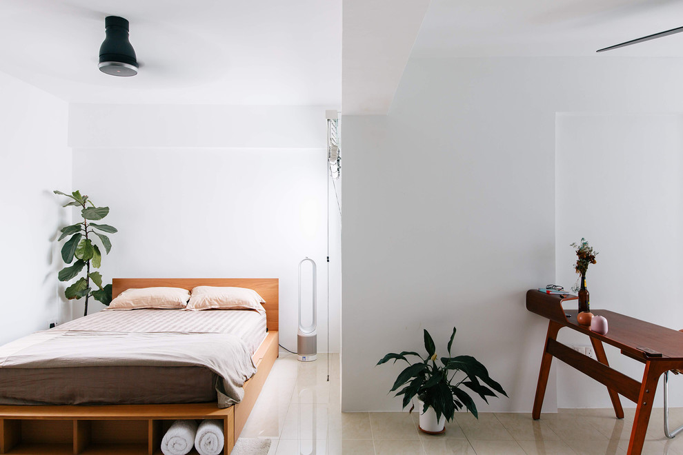 Идея дизайна: хозяйская спальня в стиле модернизм с белыми стенами и бежевым полом