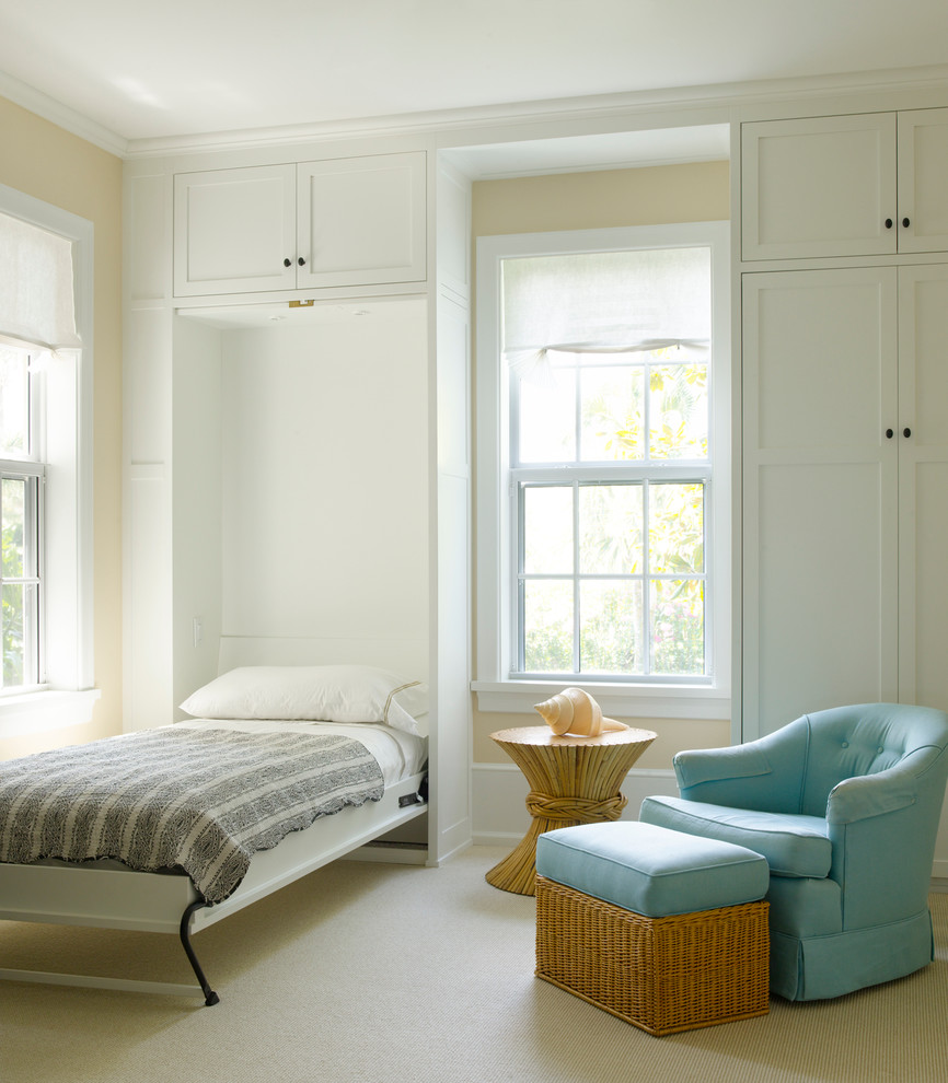 Идея дизайна: гостевая спальня среднего размера, (комната для гостей) в морском стиле с бежевыми стенами и ковровым покрытием