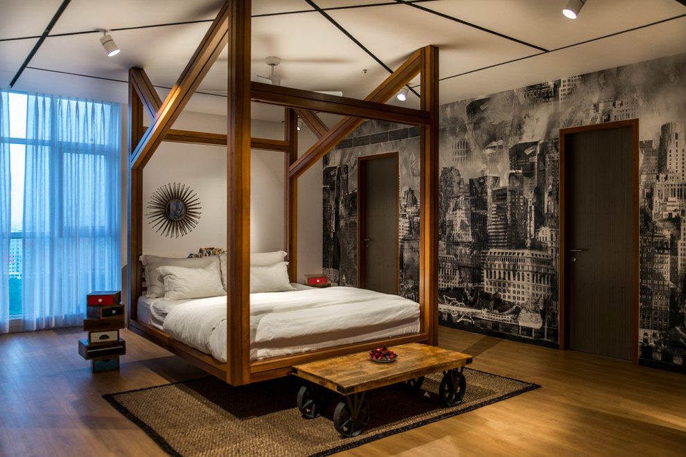 Esempio di una camera da letto design di medie dimensioni con pavimento in legno massello medio