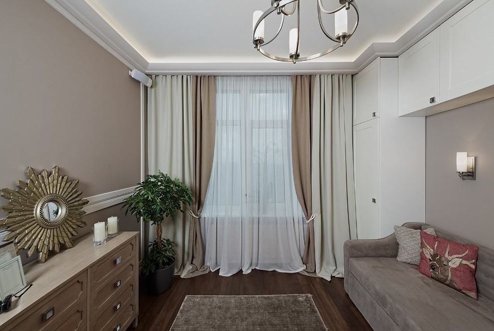 Diseño de habitación de invitados actual pequeña sin chimenea con paredes grises y suelo de madera en tonos medios