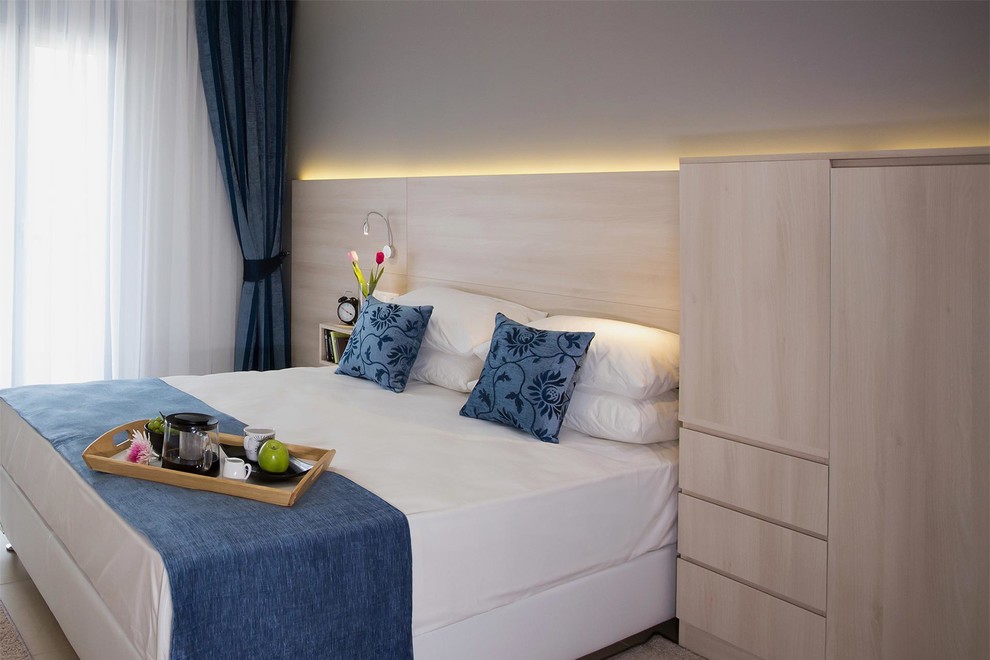 Foto di una piccola camera degli ospiti contemporanea con pareti beige, pavimento con piastrelle in ceramica e pavimento beige