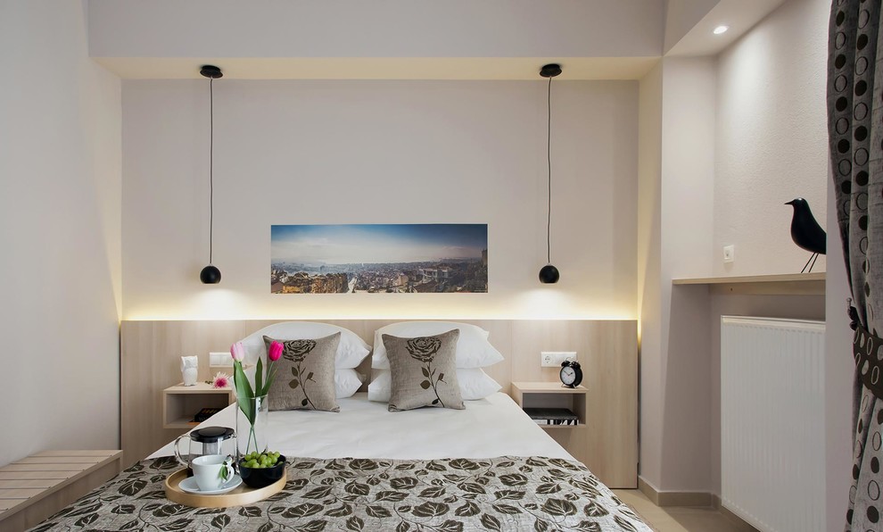 他の地域にある小さなコンテンポラリースタイルのおしゃれな客用寝室 (ベージュの壁、セラミックタイルの床、ベージュの床) のレイアウト