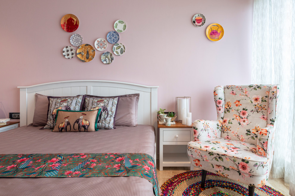 Inspiration för eklektiska sovrum, med rosa väggar och beiget golv