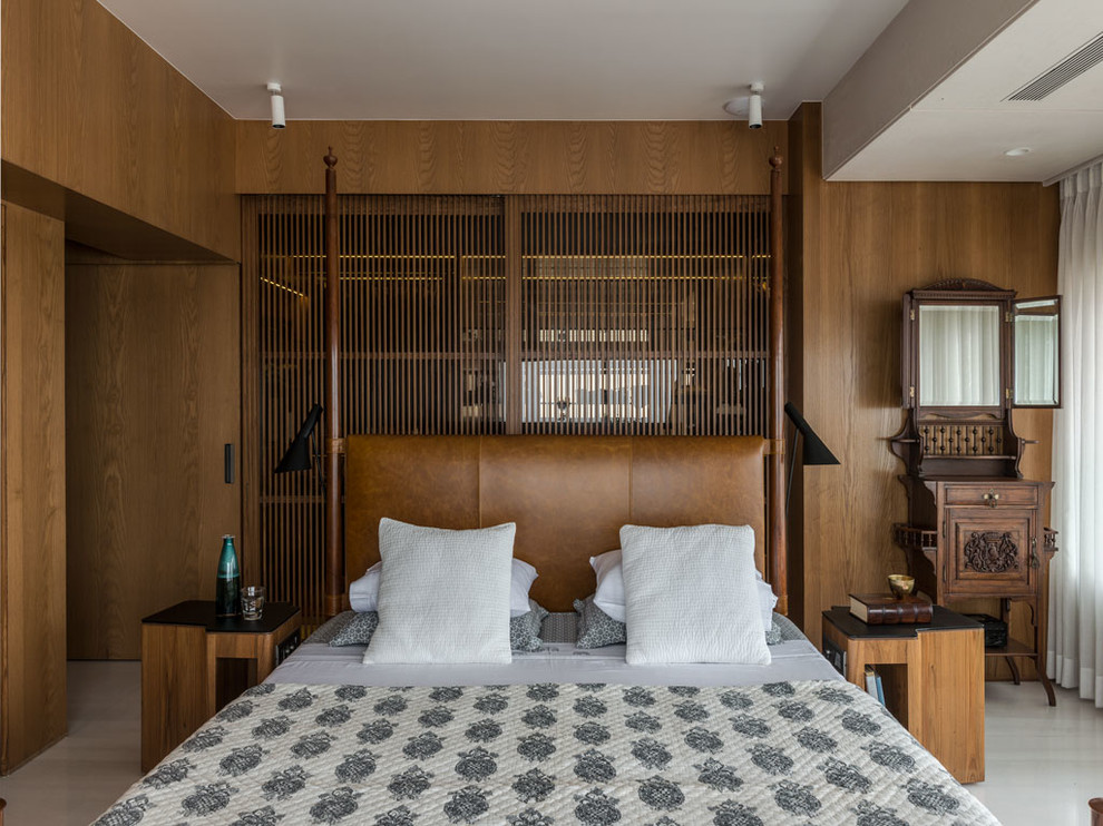 На фото: хозяйская спальня в современном стиле с коричневыми стенами и белым полом без камина с