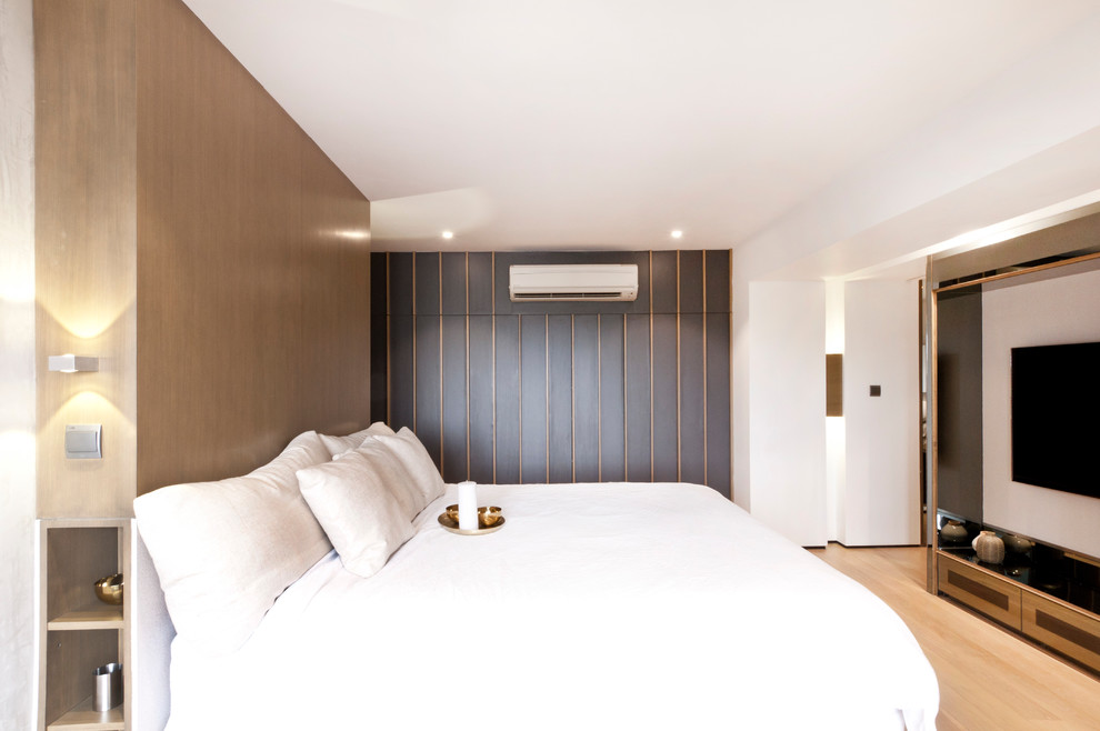 Bedroom - contemporary bedroom idea in Singapore