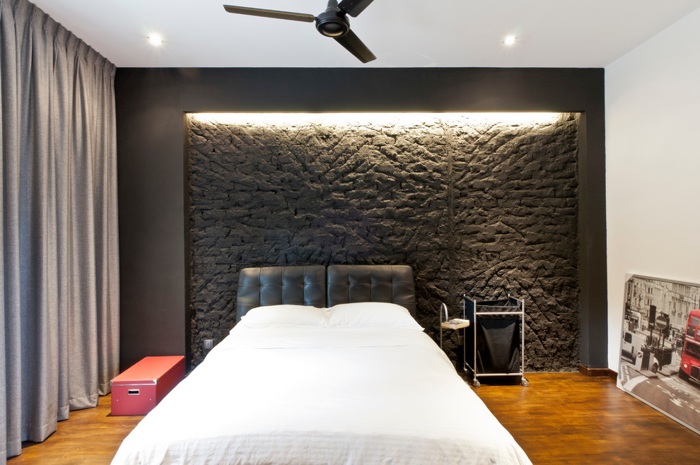 На фото: спальня в стиле лофт с черными стенами и акцентной стеной