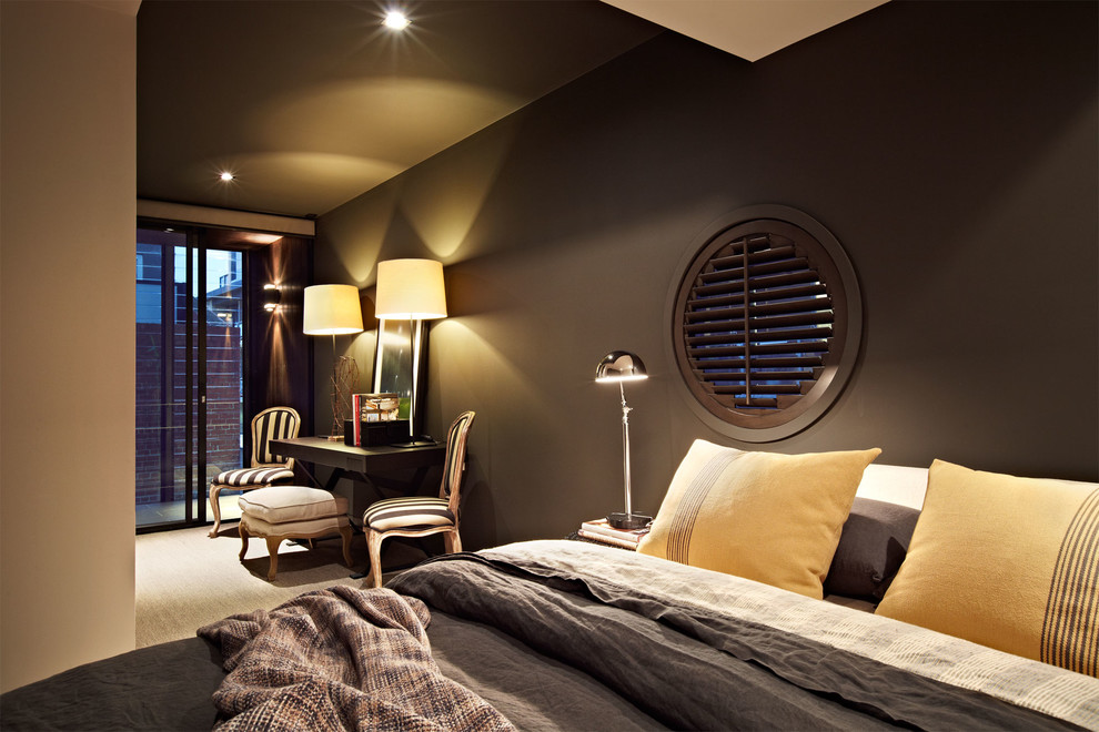 Imagen de dormitorio principal contemporáneo pequeño sin chimenea con moqueta y paredes grises