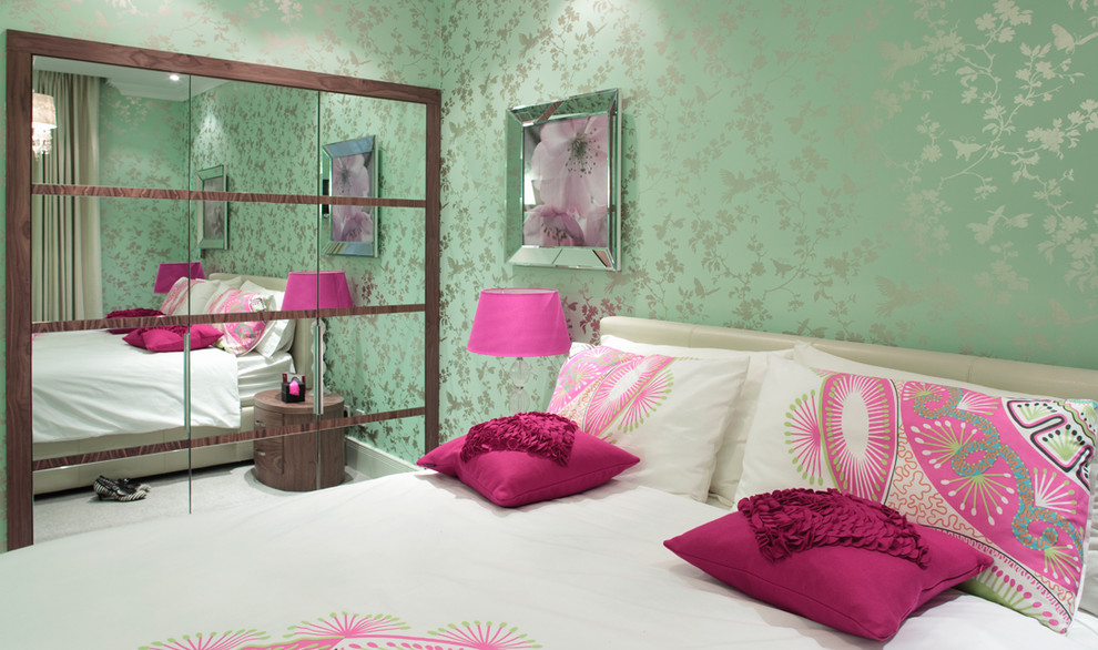 На фото: маленькая хозяйская спальня в современном стиле с зелеными стенами и ковровым покрытием для на участке и в саду с