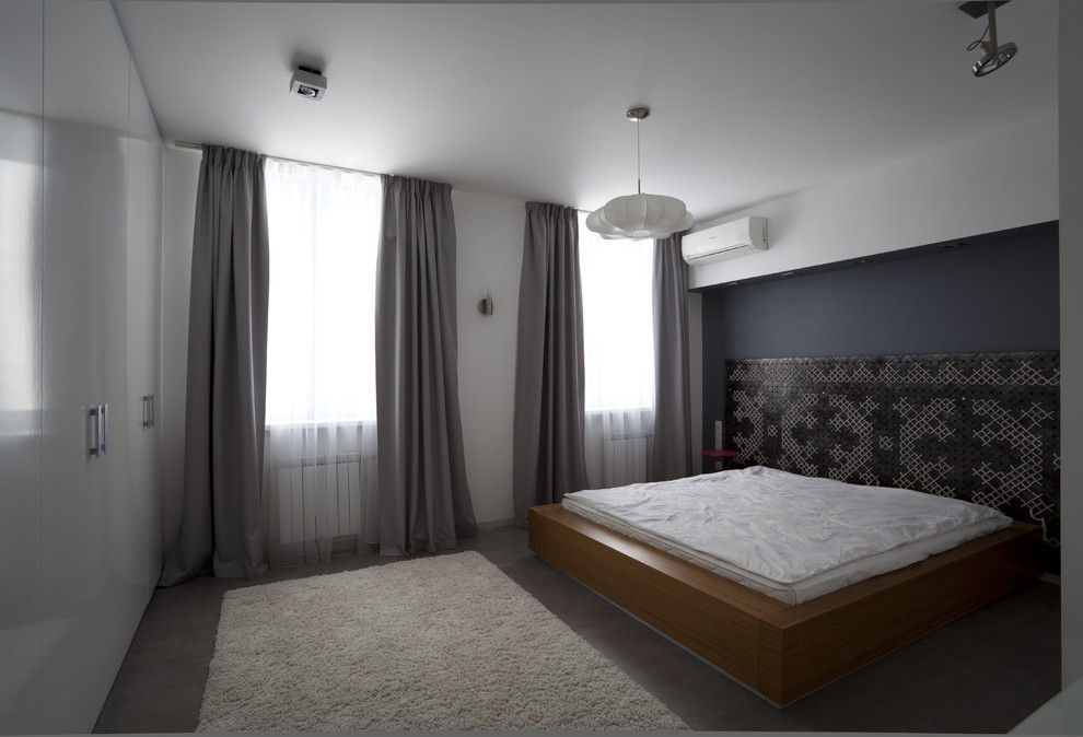Imagen de dormitorio principal tradicional de tamaño medio con paredes negras y suelo de madera en tonos medios