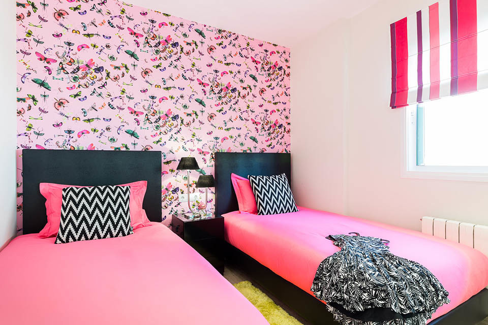 Foto di una piccola camera degli ospiti boho chic con pareti rosa e nessun camino