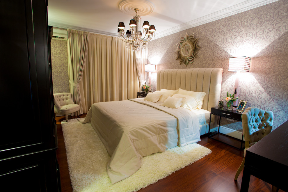 Пример оригинального дизайна: маленькая гостевая спальня (комната для гостей) в классическом стиле с темным паркетным полом, розовыми стенами, коричневым полом и обоями на стенах для на участке и в саду