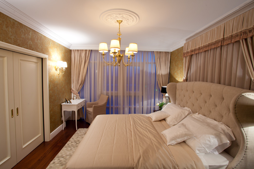 Esempio di una camera matrimoniale classica con pareti beige e parquet scuro