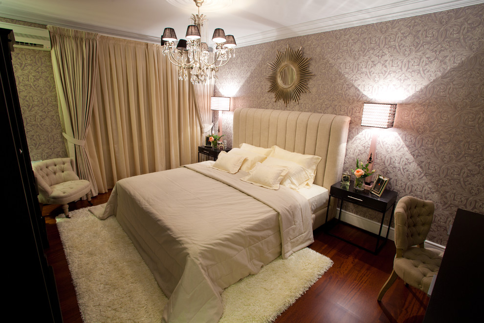 Esempio di una piccola camera degli ospiti chic con pareti rosa, parquet scuro, pavimento marrone e carta da parati