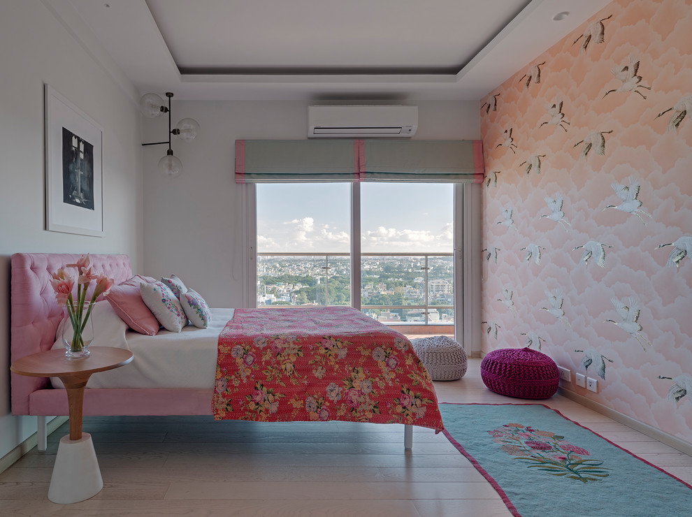 バンガロールにあるコンテンポラリースタイルのおしゃれな寝室 (白い壁、暖炉なし、アクセントウォール) のレイアウト