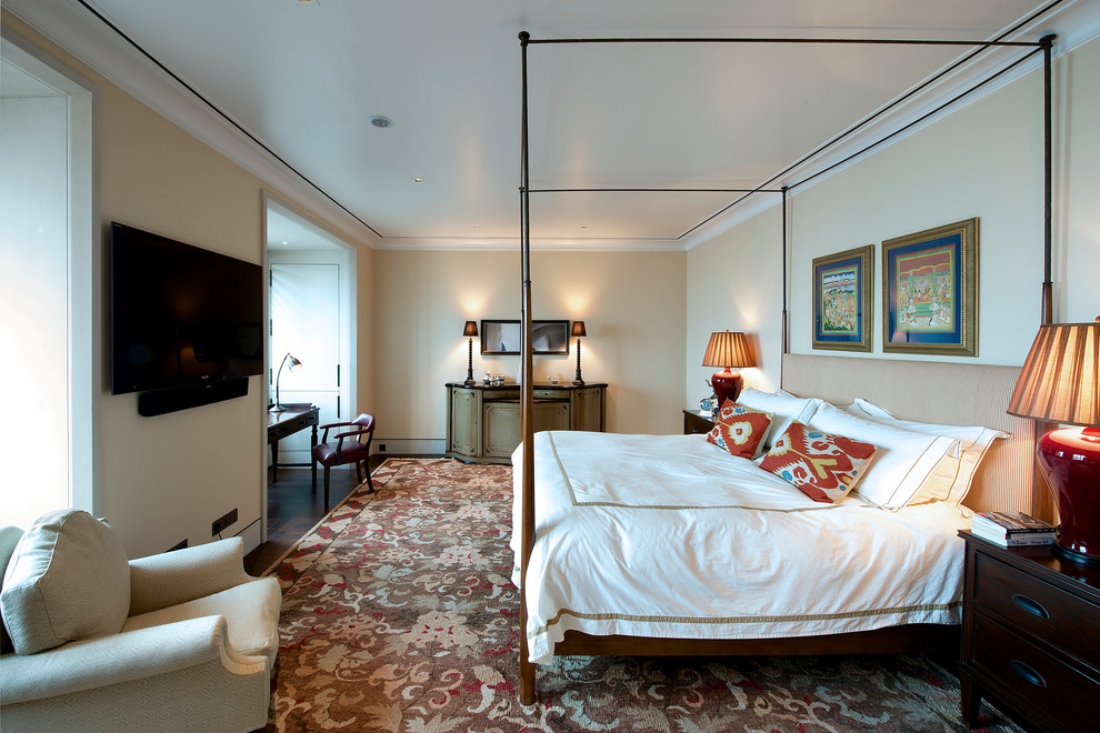 Imagen de dormitorio principal tradicional renovado grande con paredes beige y suelo de madera oscura