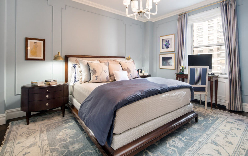 Идея дизайна: хозяйская спальня среднего размера в классическом стиле с синими стенами, темным паркетным полом и коричневым полом