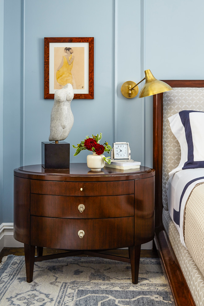 Modelo de dormitorio principal bohemio de tamaño medio con paredes azules, suelo de madera oscura y suelo marrón