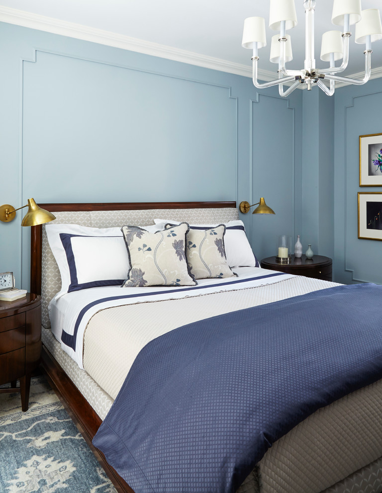 На фото: хозяйская спальня среднего размера в классическом стиле с синими стенами и темным паркетным полом