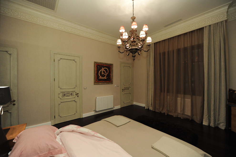 На фото: спальня в современном стиле с бежевыми стенами с