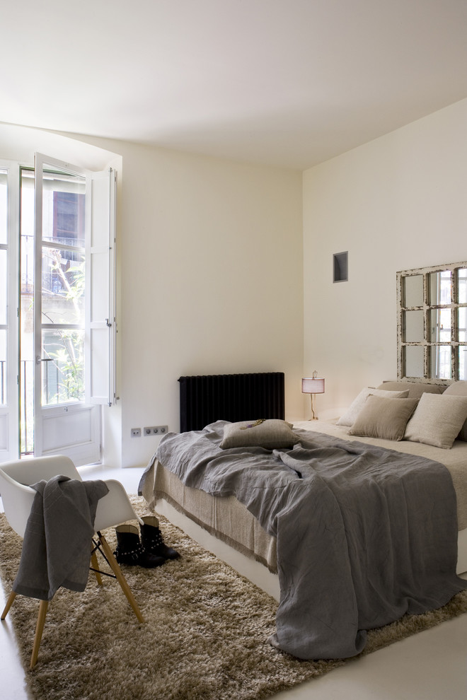 バルセロナにある中くらいなコンテンポラリースタイルのおしゃれな主寝室 (ベージュの壁、暖炉なし、グレーとブラウン) のレイアウト